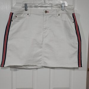EV1 Authentic Alex Relaxed Vintage White Denim w/ Trim Mini Skirt in Size 18